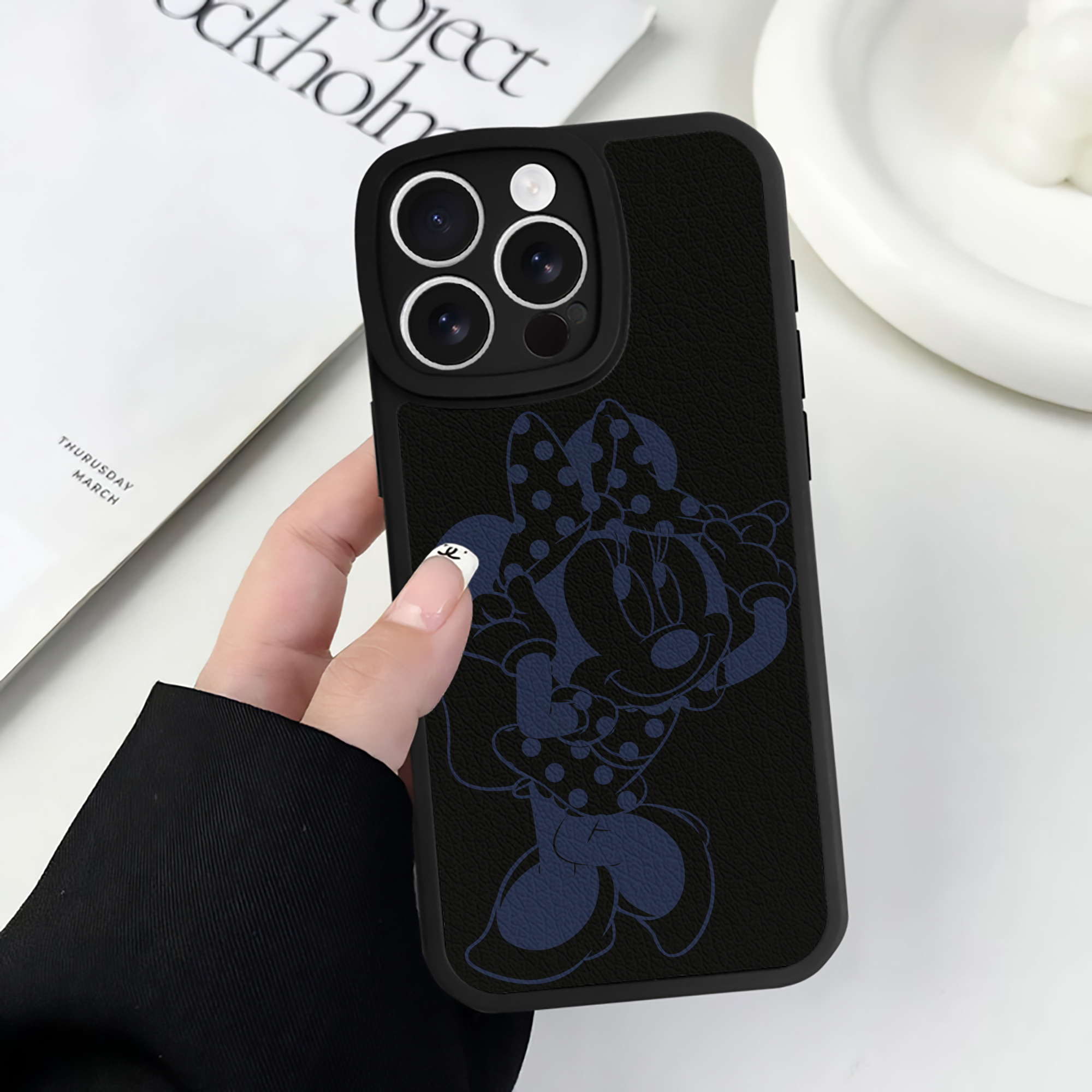 （画像用） ミッキーマウス Mickey Mouse 【iPhone 16シリーズ対応】シリコンスマホケース（レザー調） 材質：シリコン